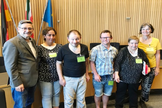 Gruppenfoto von Menschen aus dem Politcafé